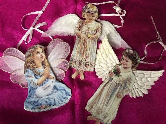 1999 by Donna Gelsinger - The third set in The Heaven’s Little Angels ornaments - kolekcjonerskie porcelanowe zawieszki sygnowane z certyfikatem The b
