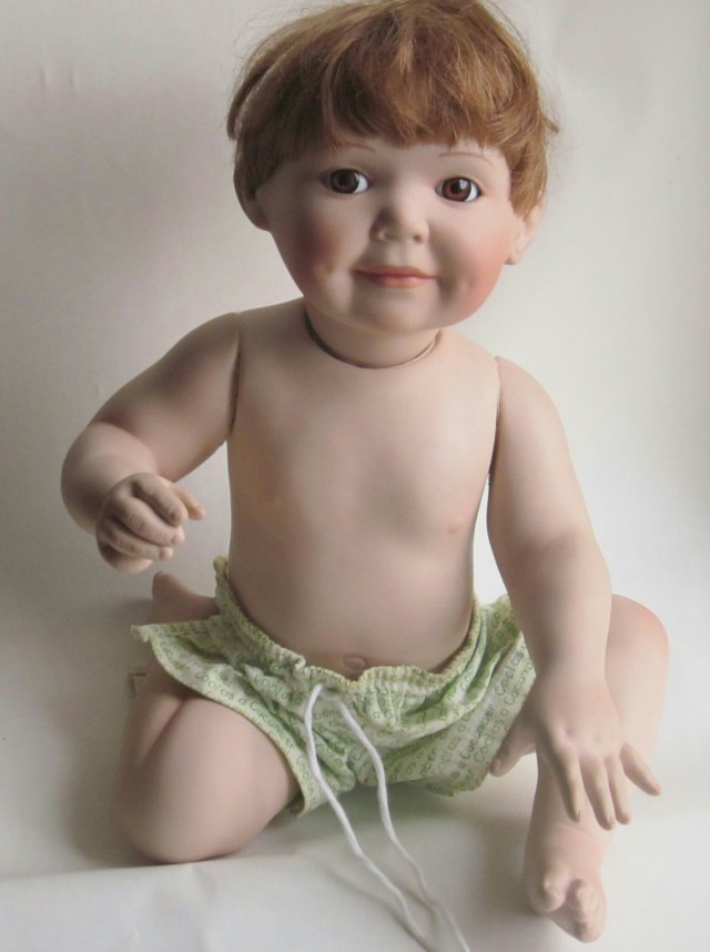 Duża 27,5 cm porcelanowa lalka kolekcjonerska sygnowana TA 7218 TITUS TOMESCU