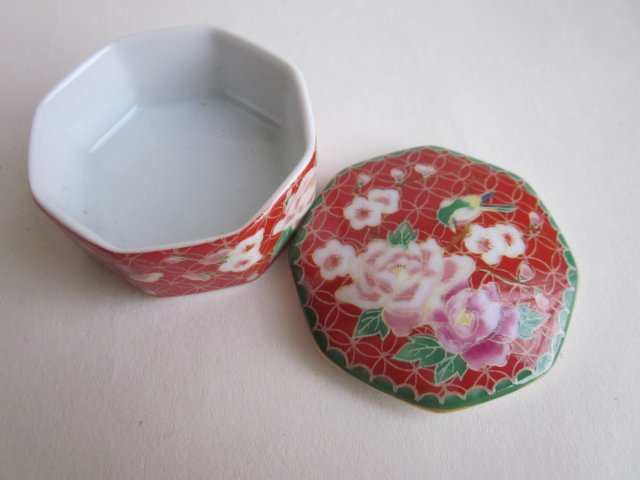 oryginalnie orientalne  porcelanowe Puzderko sygnowane dobrze wykonane