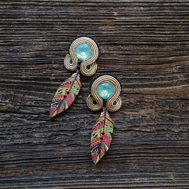Małe boho kolczyki soutache z piórkami