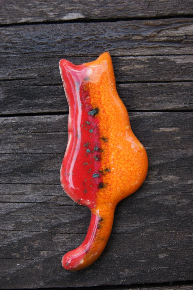 Ceramiczny magnes kot czerwono-pomarańczowy