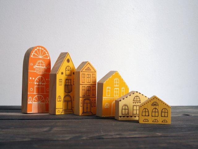Komplet 6 szt - drewniane domki ręcznie malowane pomarańczowo - żółte
