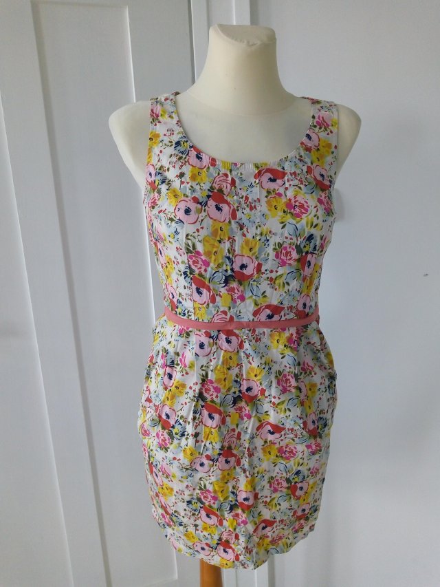 Śliczna sukienka Cropp w kwiaty na lato