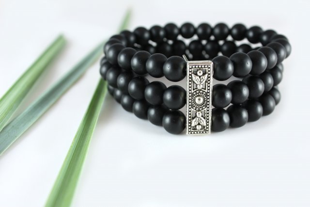 Elegancka bransoletka z czarnych kamieni