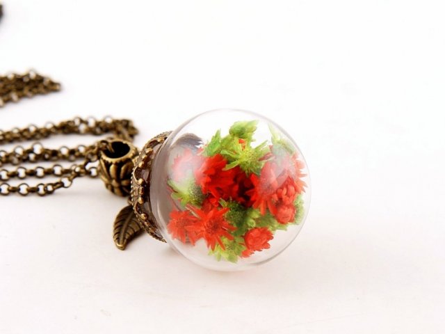 Naszyjnik z czerwonymi i zielonymi kwiatkami w szklanej kuli