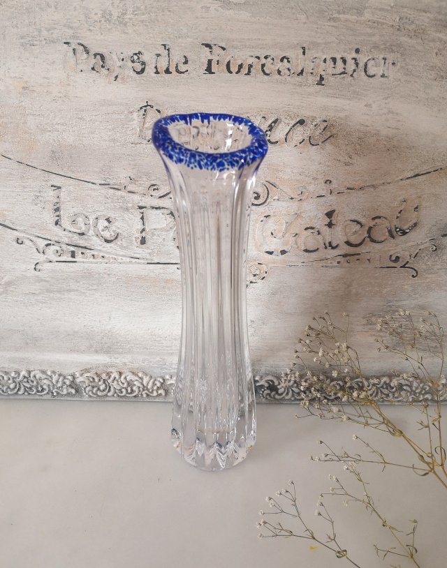 Krysztalowy wazon z kobaltowym akcentem