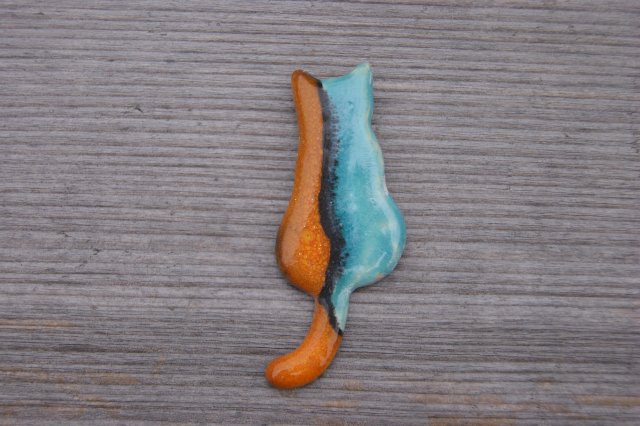 Ceramiczny magnes kot turkusowo-pomarańczowy