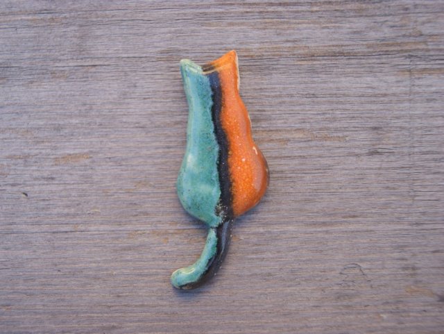 Ceramiczny magnes kot zielono-pomarańczowy
