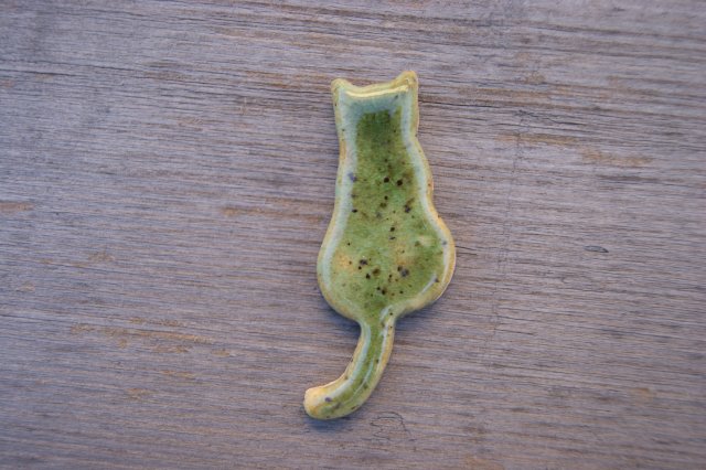 Ceramiczny magnes kot zielony nakrapiany