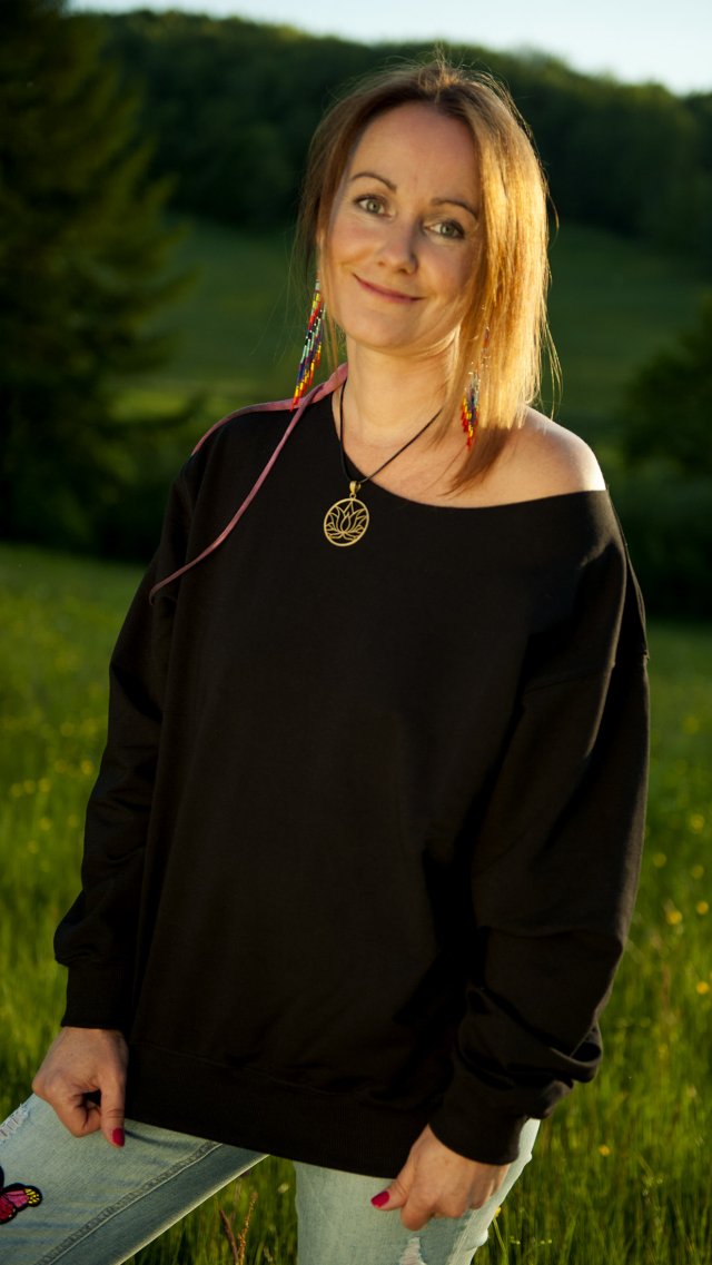 CZARNA BLUZA SHANTI OVERSIZE MORELOVE