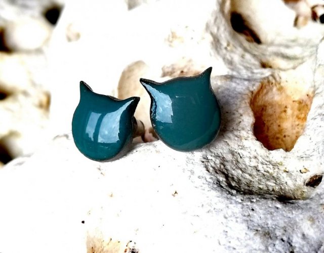 Zielone kolczyki na sztyftach ze stali chirurgicznej - ceramiczne kolczyki kotki sztyfty - biżuteria idealna na prezent dla kobiety - biżuteria Gaia