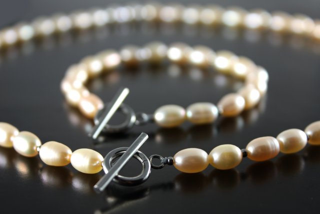 Naszyjnik z brzoskwiniowych pereł naturalnych