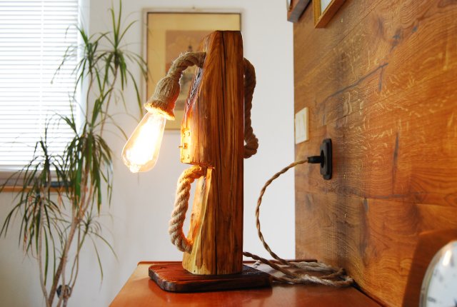 Rustykalna lampa stołowa ze starej drewnianej belki i grubej liny jutowej