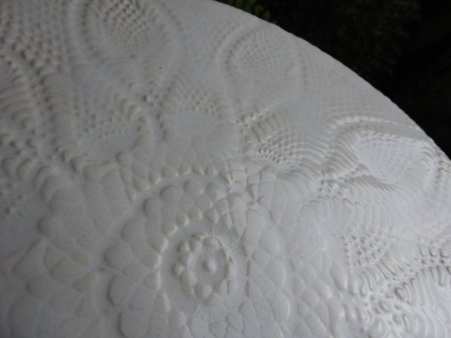 Biała patera z koronkowym wzorem