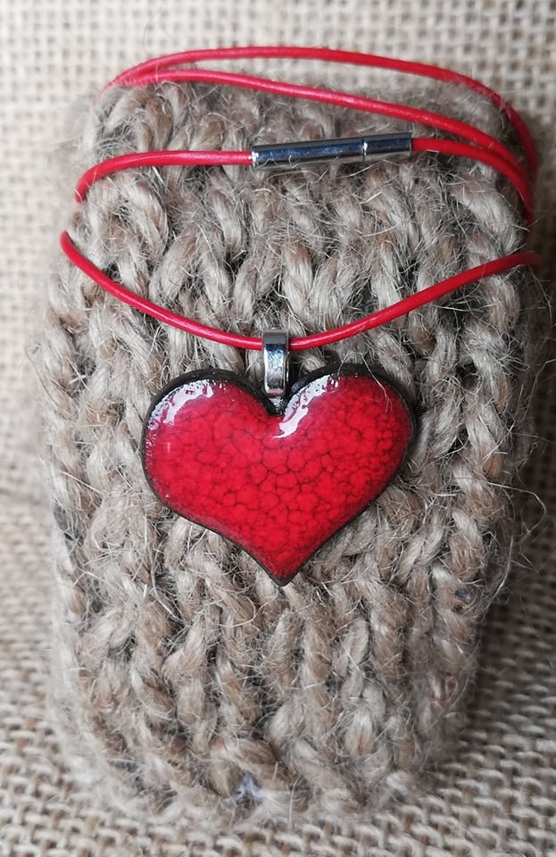 Czerwone serduszko wisiorek na rzemieniu Romantyczny naszyjnik z sercem PREZENT WALENTYNKOWY DLA KOBIETY biżuteria ceramiczna