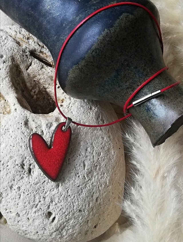NOWOCZESNY DAMSKI NASZYJNIK WALENTYNKOWY czerwone serce ceramiczne MINIMALISTYCZNY WISIOREK W KSZTAŁCIE SERCA GAIA-CERAMIKA