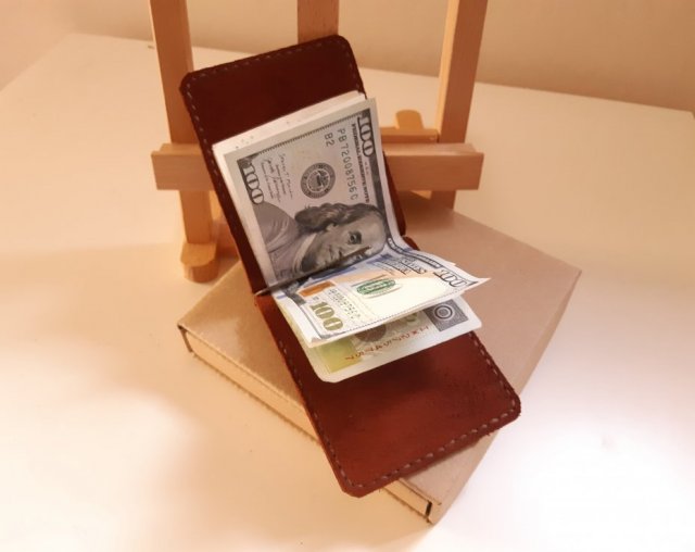 Brązowy ręcznie robiony skórzany portfel z klipsem na banknoty