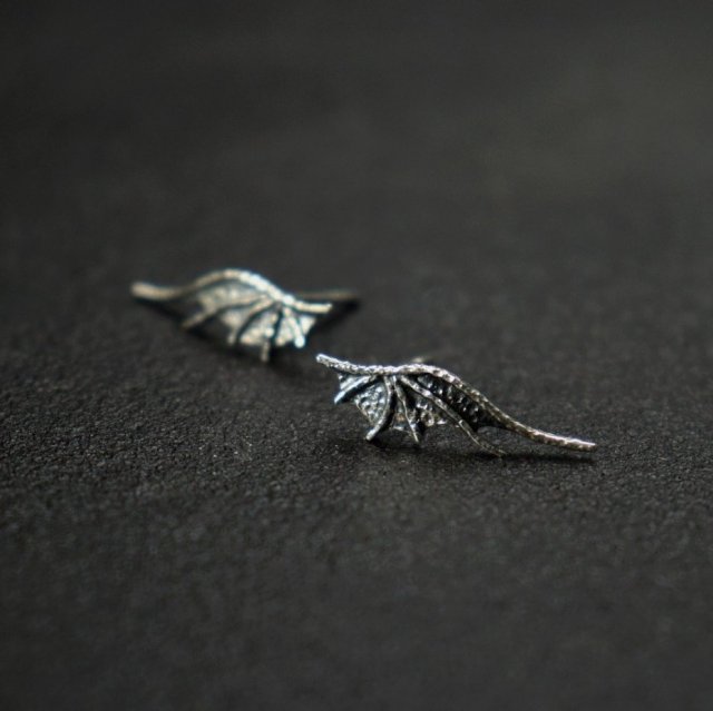 Małe kolczyki skrzydła smocze ze srebra