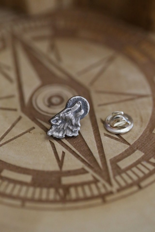 Wilk wyjący do księżyca mini broszka - pin ze srebra