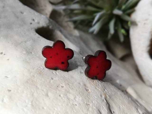 Czerwone kolczyki kwiaty na sztyftach - ceramika & stal chirurgiczna - biżuteria na prezent dla kobiety  - biżuteria autorska GAIA-CERAMIKA