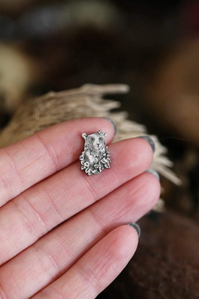 Niedźwiadek z kwiatami mini broszka ze srebra