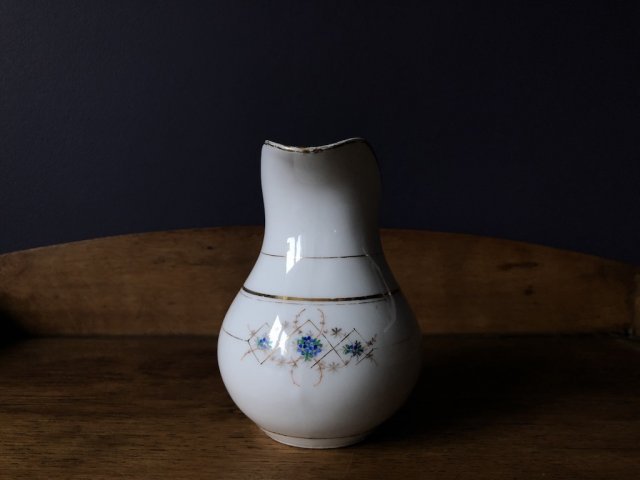 Stary dzbanek porcelanowy