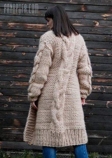 Wełniany płaszcz, długi sweter robiony drutach.
