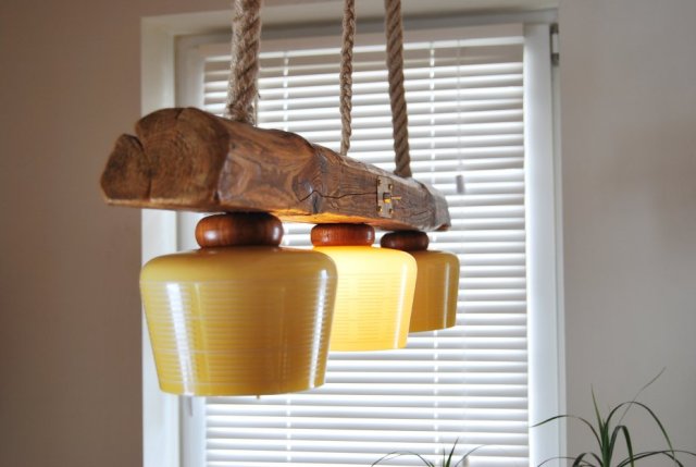 Duża lampa sufitowa ze starej drewnianej belki, wisząca lampa z brązowymi kloszami z lat 60 tych,