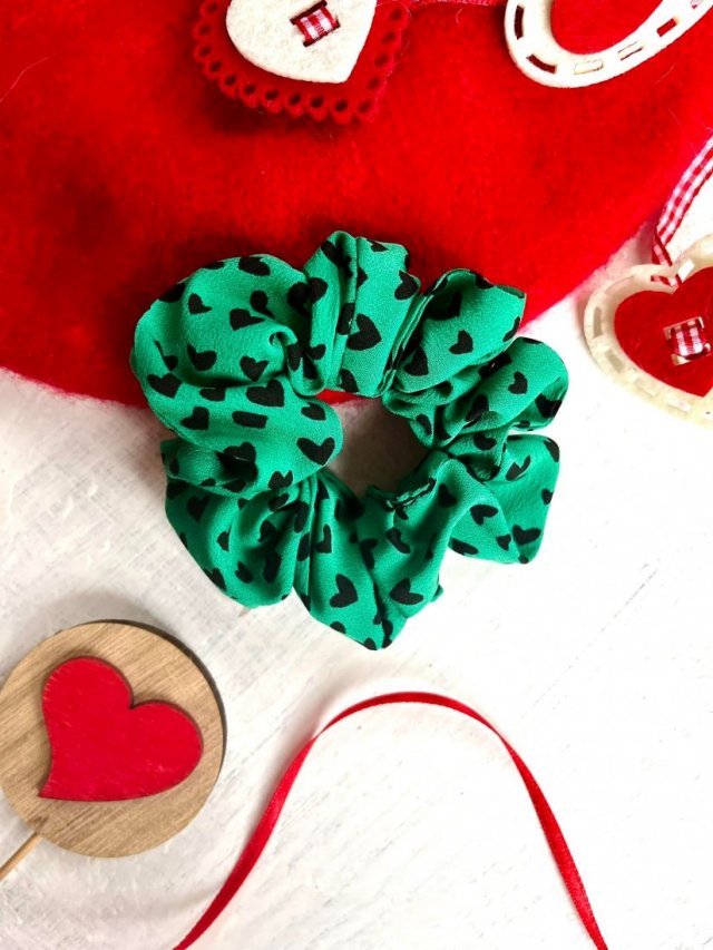 Zielona Pela'scrunchie w czarne serduszka LOVE