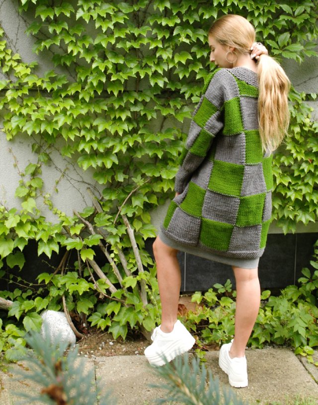 sweter w kwadraty szaro-zielone