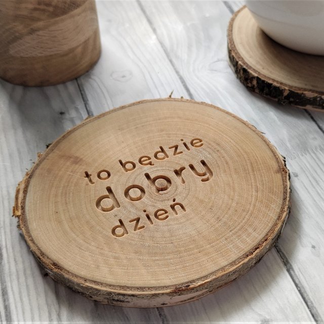 Podstawka pod kubek, brzozowy plaster drewna, wzór TO BĘDZIE DOBRY DZIEŃ, dla kawosza, rustykalne dodatki i dekoracje