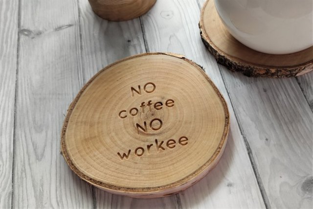Podstawka pod kubek, brzozowy plaster drewna, wzór NO COFFEE NO WORKEE , dla kawosza, wielbiciela kawy, podstawka z napisem, grawerem, boho