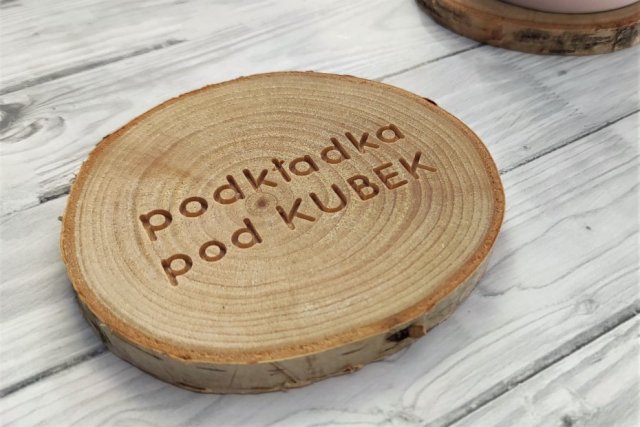Podstawka pod kubek, brzozowy plaster drewna, drewniana, krążek z napisem, grawerem wzór podkładka pod kubek