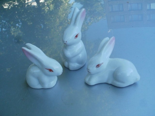Miniatura - rodzinka z porcelany - trzy zajączki :)