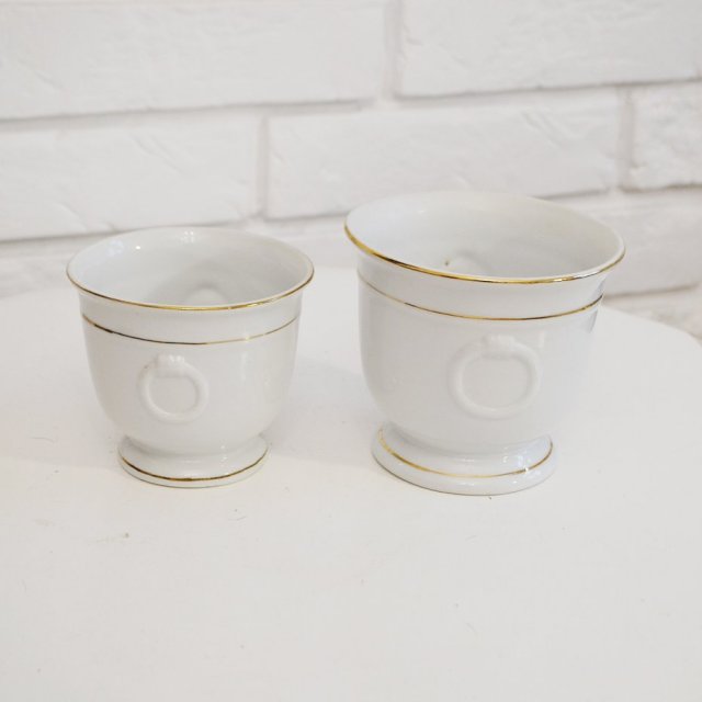 Dwie ceramiczne osłonki na doniczki ze złoceniami