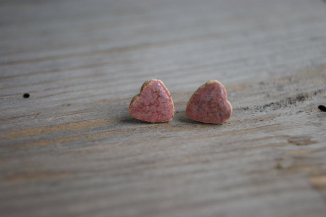 Malutkie różowe rózowe serduszka ceramiczne kolczyki/stal chirurgiczna s22