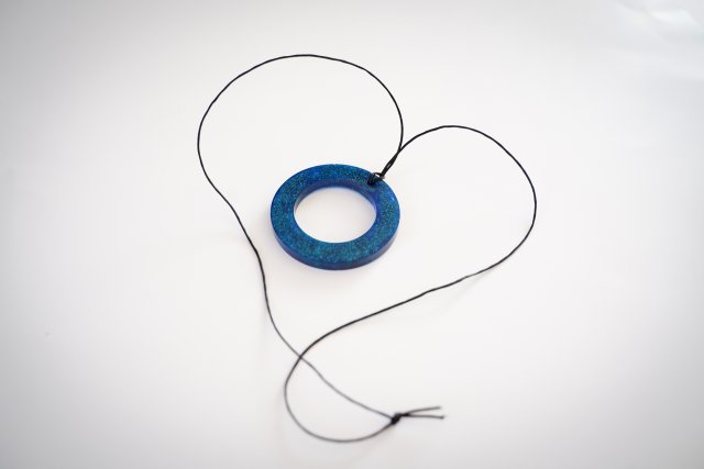 Duży, niebieski, okrągły wisior pusty w środku, średnica 6 cm, na długim czarnym sznurku 62 cm