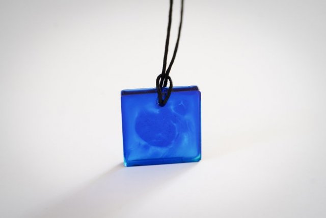 Kwadratowy, niebieski wisiorek z żywicy epoksydowej 2,9 x 2,9 cm