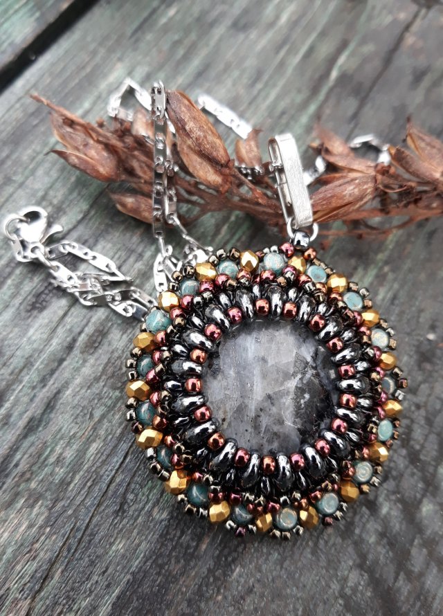 ,,wisior z larvikitem,,