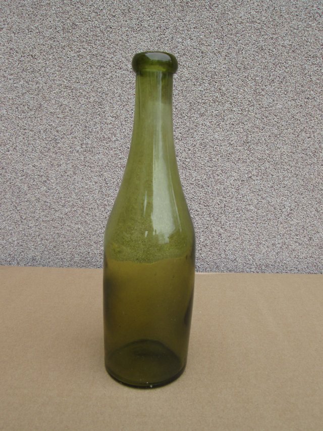 Stara,ręcznie robiona butelka
