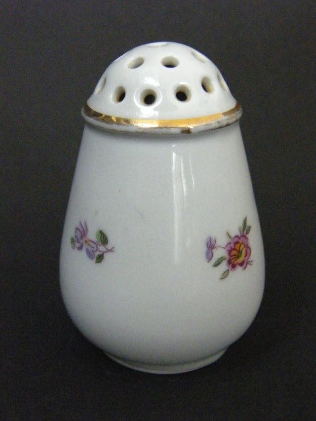 Porcelanowa solniczka