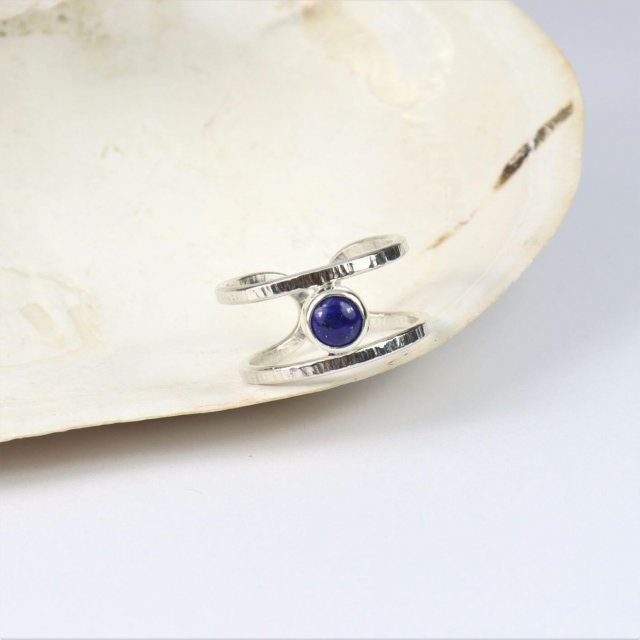 Otwarty pierścionek ze srebra z lapisem lazuli