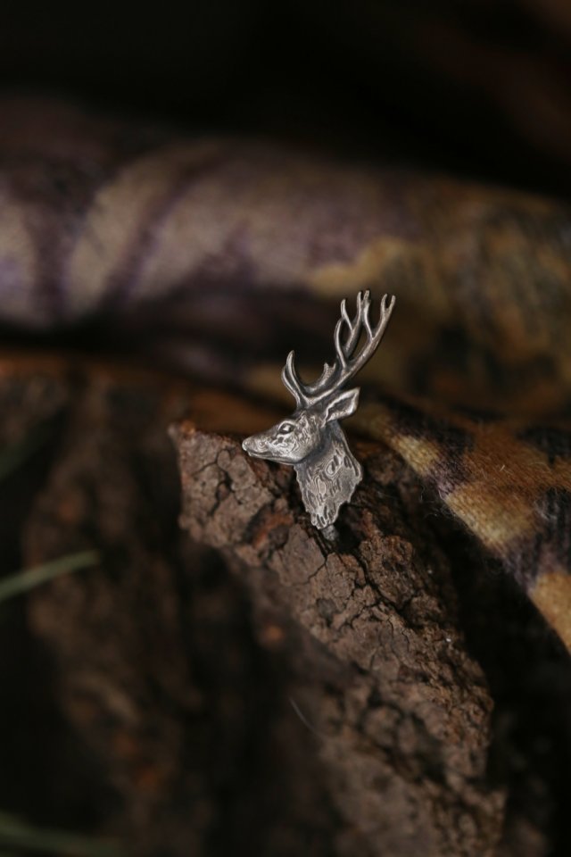 Mini broszka pin z jeleniem ze srebra