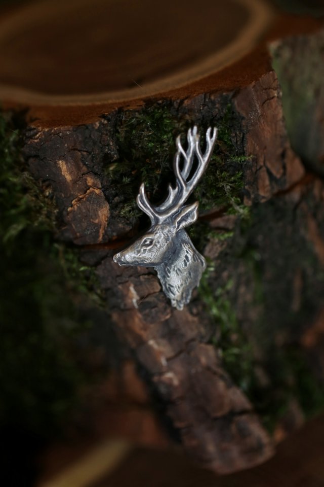 Duża przypinka z jeleniem ze srebra