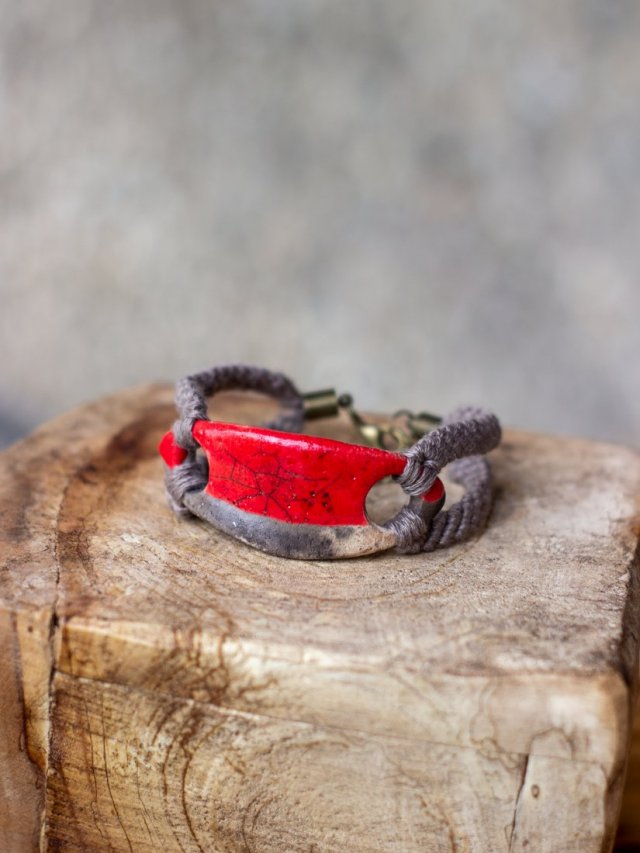 Bransoletka czerwona podpalana