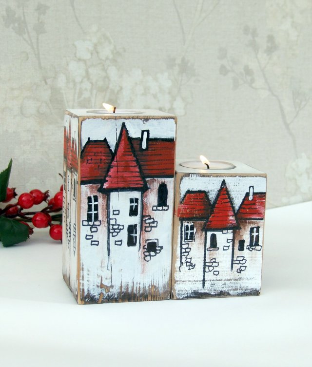 2 drewniane świeczniki z namalowanymi domkami