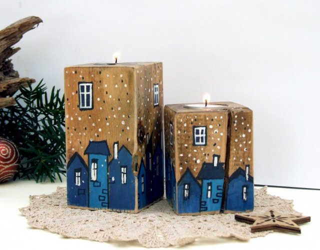 2 drewniane świeczniki z malowanymi niebieskimi domkami
