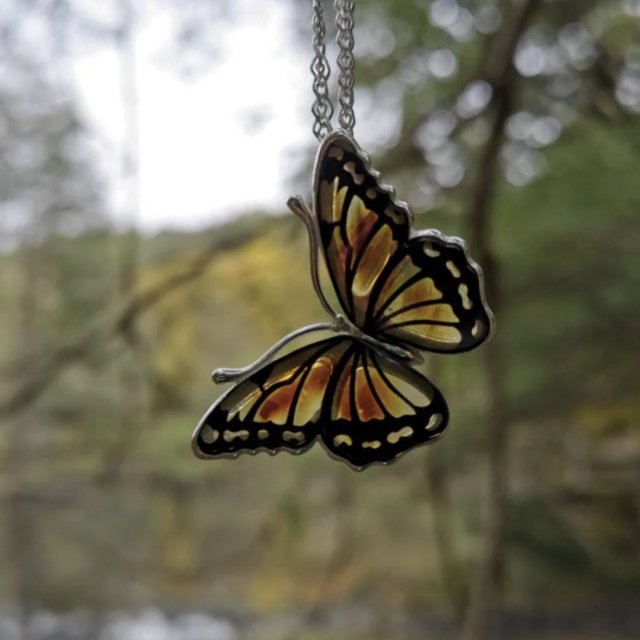 WISIOREK BURSZTYNOWY MOTYL // L