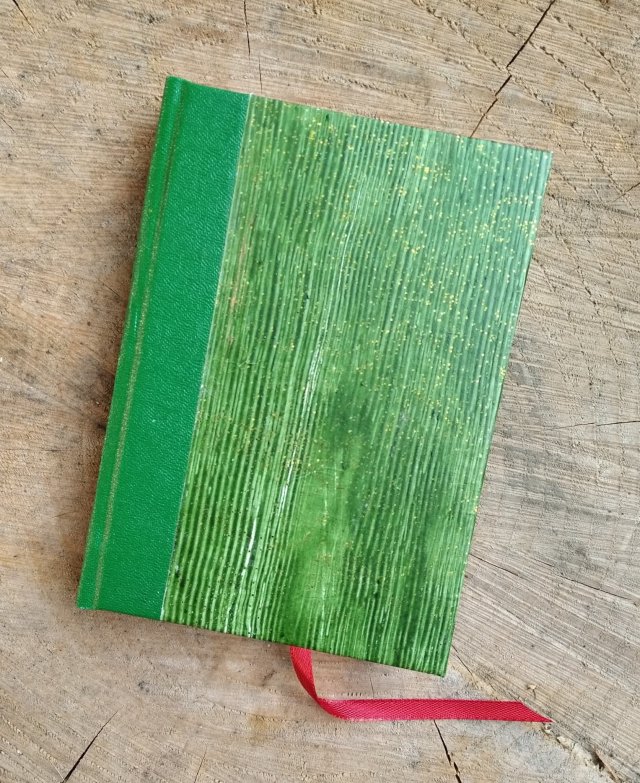 Zielony notesik z brokatem i czerwonymi akcentami