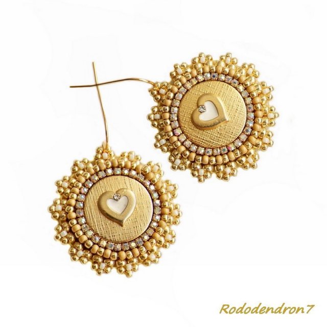 Golden Hearts - błyszczące i eleganckie kolczyki haft koralikowy